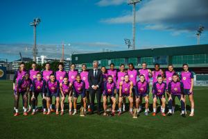 世体：巴萨女足三位球员获奖归来后，全体队员与三座奖杯共同合影