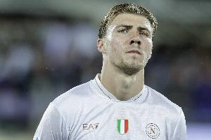 霍伊伦：米兰也想签我？我在那不勒斯很开心 我的偶像是C罗