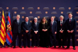 官方：近700名拥有超25年会龄的巴萨会员获颁银质奖章