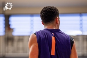开启新征程!太阳官推晒球员训练照:布克展现孤寂背影 开启新征程!太阳官推晒球员训练照:布克展现孤寂背影