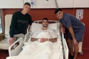 世体：佩德里因自己大伤过所以感同身受，多次去看望受伤的队友