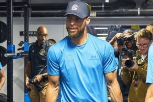 训练师:库里的速度没有随着年龄增长而下降 他还更强壮了 训练师:库里的速度没有随着年龄增长而下降 他还更强壮了