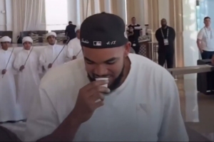 载歌载舞！尼克斯全队抵达阿布扎比 受到当地热烈欢迎