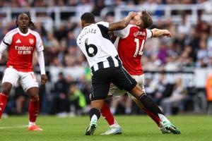 居然没吹犯规⁉高清图捕捉约克雷斯被“捂脸绑架”瞬间📸