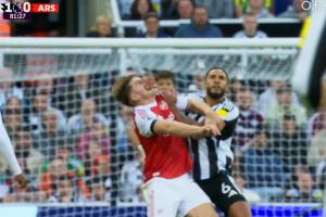 这也不吹！约克雷斯禁区内被按脸放倒，裁判未作判罚