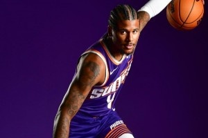 这属实有点小帅！杰伦-格林晒定妆照：生涯第五个赛季🖤