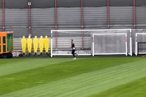 记者:自内收肌拉伤以来,斯坦尼西奇首次恢复跑步训练 记者:自内收肌拉伤以来,斯坦尼西奇首次恢复跑步训练