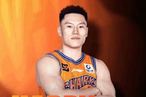 追逐梦想勇攀高峰！祝上海男篮球员李弘权24岁生日快乐🎂