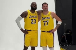 满分组合第2季！NBA官推晒詹姆斯&东契奇合拍新赛季定妆照