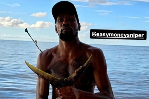 亚当斯：钓到那条大金枪鱼时我感觉像夺冠了 而杜兰特却面无表情