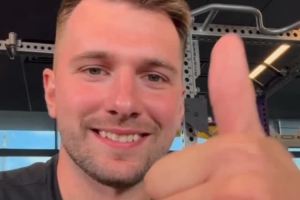 竖起大拇指！湖人官方晒东契奇和八村塁媒体日自拍 向球迷问好