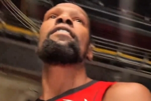 杜兰特穿火箭球衣进场：能成为火箭一员太棒了 等不及开启新赛季