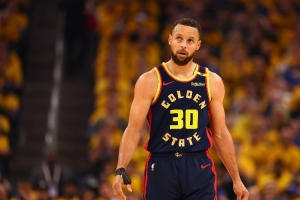 阿里纳斯：库里被迫一人一城 他若换队他的历史地位会受影响