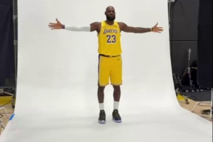 NBA官推晒詹姆斯拍摄定妆照：LBJ参加史无前例的第23个媒体日！