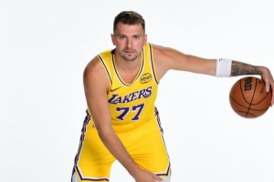 洛杉矶的新篇章!东契奇晒新赛季定妆照:生涯第8个赛季 洛杉矶的新篇章!东契奇晒新赛季定妆照:生涯第8个赛季