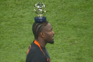 可爱捏，图拉姆当选全场最佳，将奖杯放在头顶