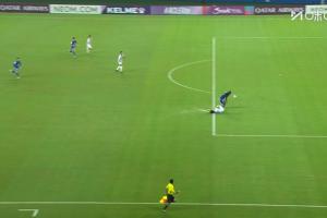 起身暴怒！阿苏埃抢出单刀禁区内被绊倒，裁判未判给申花点球