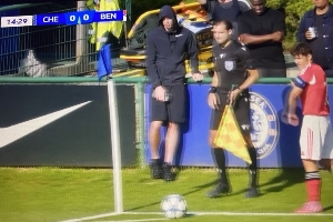 不愧是你😅帕尔默下午松散慵懒看青年欧冠，晚上穿大棉袄看正赛