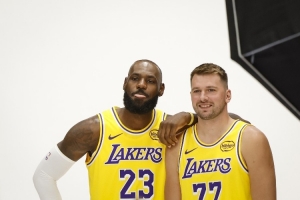 记者：我越来越看好湖人 他们和火箭一档&在西部仅次于雷霆掘金