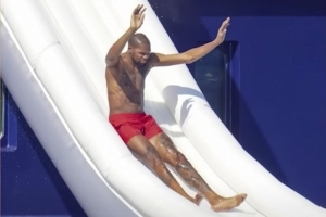 休赛期没看到你玩游艇滑梯？杜兰特：这次没被拍到不代表我没玩