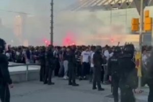 巴萨巴黎大战一触即发！大批巴黎球迷在球场前聚集并呼喊口号