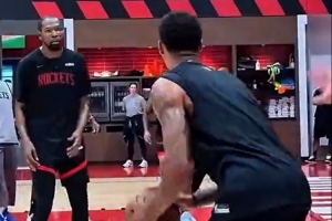 这就是硬解能力！火箭训练：KD&小贾撞墙式配合 前者干拔中投打进