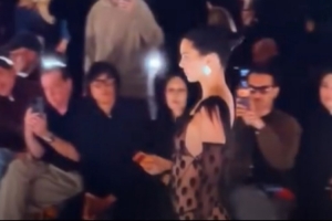 光彩夺目!肯达尔-詹娜性感走秀亮相巴黎时装周 光彩夺目!肯达尔-詹娜性感走秀亮相巴黎时装周