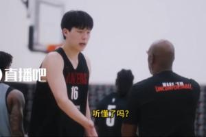 比卢普斯to杨瀚森等队员：现在只是一节结束了 不是比赛结束了