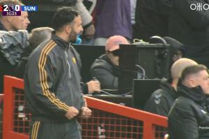 激动！舍什科破门助曼联2-0领先，阿莫林场边双手握拳怒吼庆祝