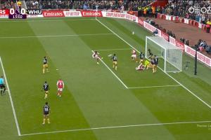 枪手错失领先！约克雷斯包抄没打上，埃泽面对半空门凌空踢飞