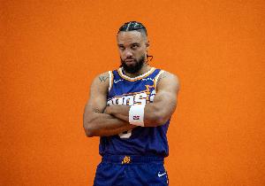 外线双悍将！狄龙上半场三分3中3砍9分 阿伦5中2得8分填满数据栏