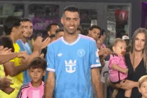 迈阿密集体列队！布斯克茨带着妻子和三个孩子参加退役仪式