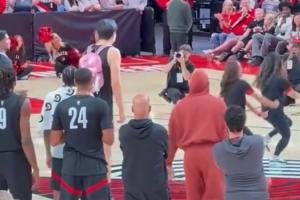 太喜感了！杨瀚森全神贯注模仿啦啦队跳舞 粉色书包真显小又吸睛