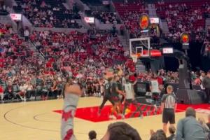 开拓者队内表演赛：杨瀚森挨了克林根一肘倒地 举着双手缓缓起身