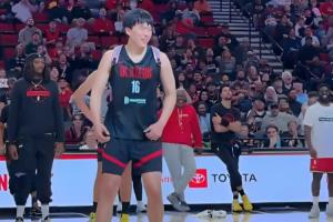 开拓者球迷嘉年华🤣新秀杨瀚森和乐福背着书包学跳舞 队友鼓掌