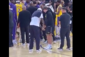 高尔夫上瘾!暂停期间 詹姆斯和里夫斯边讨论边演示推杆动作 高尔夫上瘾!暂停期间 詹姆斯和里夫斯边讨论边演示推杆动作