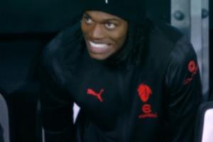 希门尼斯禁区一路内切后打门被扑，莱奥看后呲着大牙面目略显狰狞