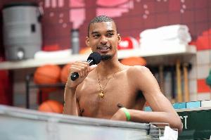 被文班凶猛撞击！科内特：他显然变壮了 真的可能会变成怪兽