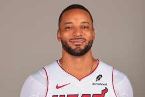 火力凶猛！鲍威尔半场12中6砍下18分2板1助