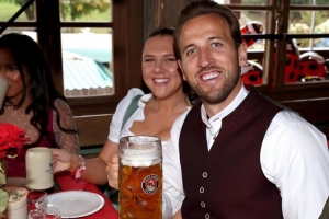 凯恩谈参加啤酒节:我只喝了一杯,那种大杯子一杯就够了 凯恩谈参加啤酒节:我只喝了一杯,那种大杯子一杯就够了