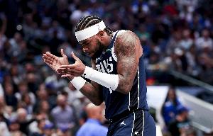 进攻效率不高!哈迪13中4&三分8中3拿到12分 出现4次失误 进攻效率不高!哈迪13中4&三分8中3拿到12分 出现4次失误