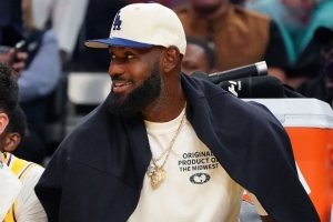 Shams：詹姆斯大概率将缺席整个季前赛 目标是揭幕战完全恢复状态