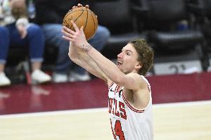 打得不错!布泽利斯半场8中4拿到10分 抢到5个前场篮板 打得不错!布泽利斯半场8中4拿到10分 抢到5个前场篮板