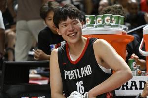 杨瀚森：平时翻译做饭 他不在就自己做 会面条炒鸡蛋和酱油蘸豆腐