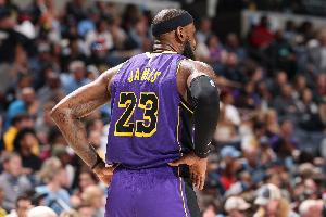 媒体人：詹姆斯又一次烽火戏球迷 这是篮球GOAT能干出来的事儿？