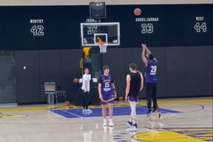 小里挺铁~里夫斯、八村塁和克内克特训练结束后加练三分球