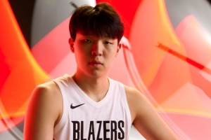 媒体人：杨瀚森脸皮不薄放得开 这挺好的 阿联就是吃这方面的亏