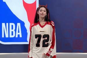 腿长两米~卓识晒观战NBA中国赛图集 上脚大红色哈登9代很显眼 腿长两米~卓识晒观战NBA中国赛图集 上脚大红色哈登9代很显眼