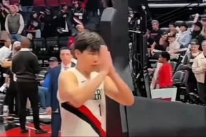 积极融入！开拓者主场球迷呼喊杨瀚森名字 小杨双手合十表示感谢