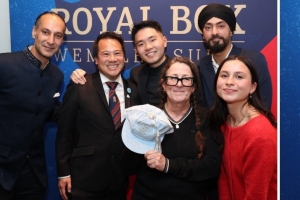 纪念国家队历史首位亚裔国脚,英足总向弗兰克-苏家人授予荣誉帽 纪念国家队历史首位亚裔国脚,英足总向弗兰克-苏家人授予荣誉帽